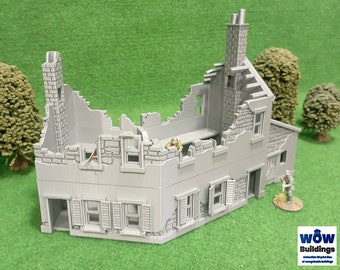 Puede incluir: Maqueta gris de un edificio dañado, con tejado y paredes parcialmente derrumbados. El modelo incluye ventanas con contraventanas y una chimenea. Árboles y soldados en miniatura se colocan alrededor del edificio, para un juego de guerra.