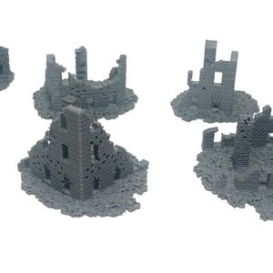 Op de afbeelding: Vijf 3D-geprinte grijze stenen ruïnes, elk met een ander ontwerp, voor gebruik in tabletop games of als decoratieve stukken.