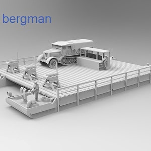 Può includere: Un modello 3D stampato in bianco di un Famo by Bergman, un veicolo militare tedesco, su un ponte di pontoni. Il ponte è costituito da assi di legno e ringhiere. Il veicolo è sul ponte, rivolto verso il lato sinistro dell'immagine. Il ponte ha due pontoni su entrambi i lati del ponte.
