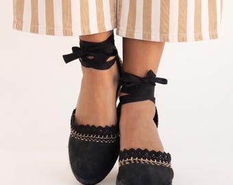Alpargatas de cuña de lona negra – Cordones de algodón, ribete de rafia, plantilla acolchada de piel