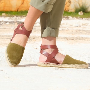 comfortable flat espadrilles in suede and leather, espadrilles with bare heel, babouche-style espadrilles, green and brown espadrille image 1