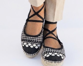 Alpargatas planas de esparto en negro y marfil con estampado de cuadros vichy: sandalias Mary Jane con tiras para atar al tobillo