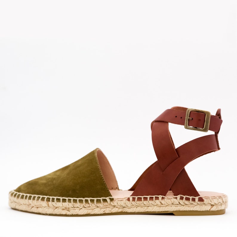 comfortable flat espadrilles in suede and leather, espadrilles with bare heel, babouche-style espadrilles, green and brown espadrille image 2