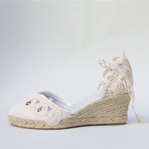 Espadrilles compensées bohèmes ivoire avec dentelle ajourée, Espadrilles compensées basses ivoire Chaussures bohèmes en dentelle ajourée image 3