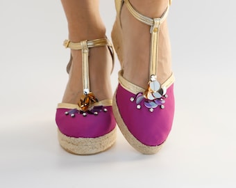 Belles chaussures compensées pour femmes en satin magenta avec talon doré brillant, espadrilles modernes et élégantes pour une occasion spéciale.