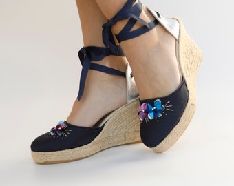 espadrillas con zeppa in raso blu, eleganti zeppe alte da donna allacciate con nastro