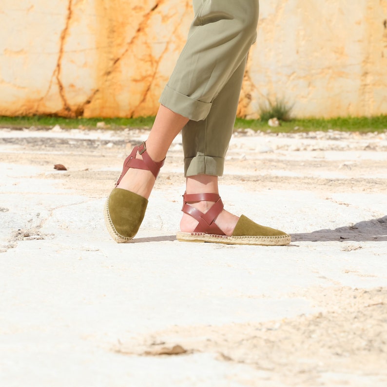 comfortable flat espadrilles in suede and leather, espadrilles with bare heel, babouche-style espadrilles, green and brown espadrille image 1