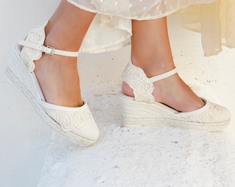 Espadrilles compensées basses ornées de dentelle, idéales pour un mariage sur la plage, une mariée bohème ou toute femme qui aime porter des chaussures cool.