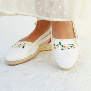White Wedding Flat Espadrilles with Embroidered Daisies- Bridal Shoes for Beach Ceremony, White Wedding espadrilles Elegant Bridal Flats