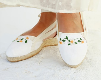 White Wedding Flat Espadrilles with Embroidered Daisies- Bridal Shoes for Beach Ceremony, White Wedding espadrilles Elegant Bridal Flats