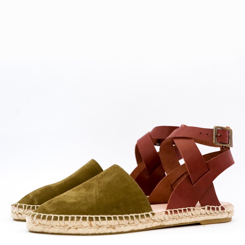 comfortable flat espadrilles in suede and leather, espadrilles with bare heel, babouche-style espadrilles, green and brown espadrille image 3
