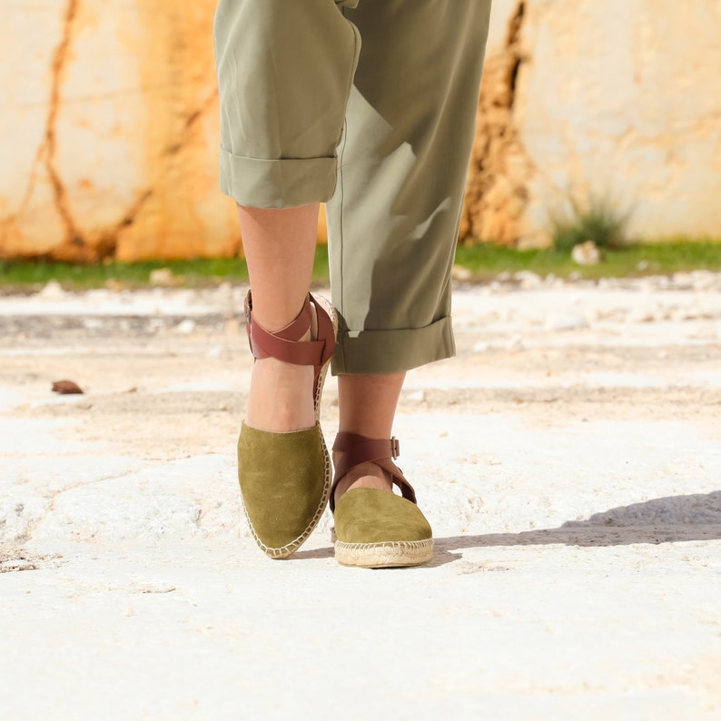 comfortable flat espadrilles in suede and leather, espadrilles with bare heel, babouche-style espadrilles, green and brown espadrille image 5