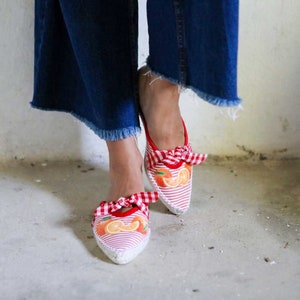 Czerwono-białe paski espadryle babouche, płaskie espadryle pantofle damskie, czerwone gingham kokardki espadryle kapcie