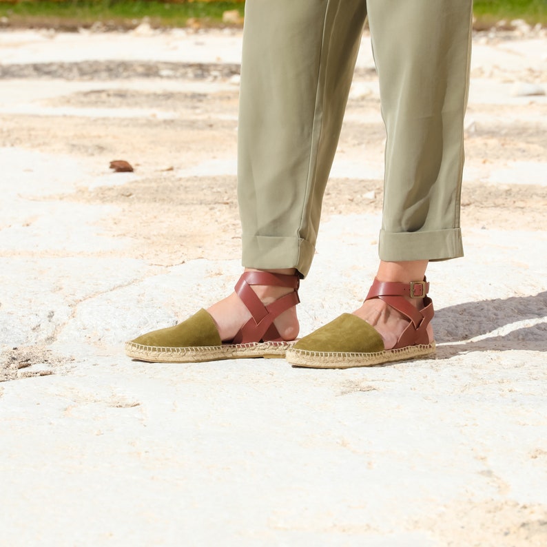 comfortable flat espadrilles in suede and leather, espadrilles with bare heel, babouche-style espadrilles, green and brown espadrille image 6