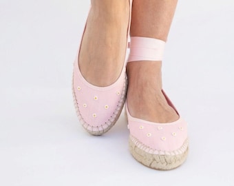 Alpargatas rosas planas estilo bailarina, ideales para bodas de verano, damas de honor, vacaciones en la playa y ocasiones informales. Calzado casual para mujer. Bailarinas Daisy con lazo en el tobillo.