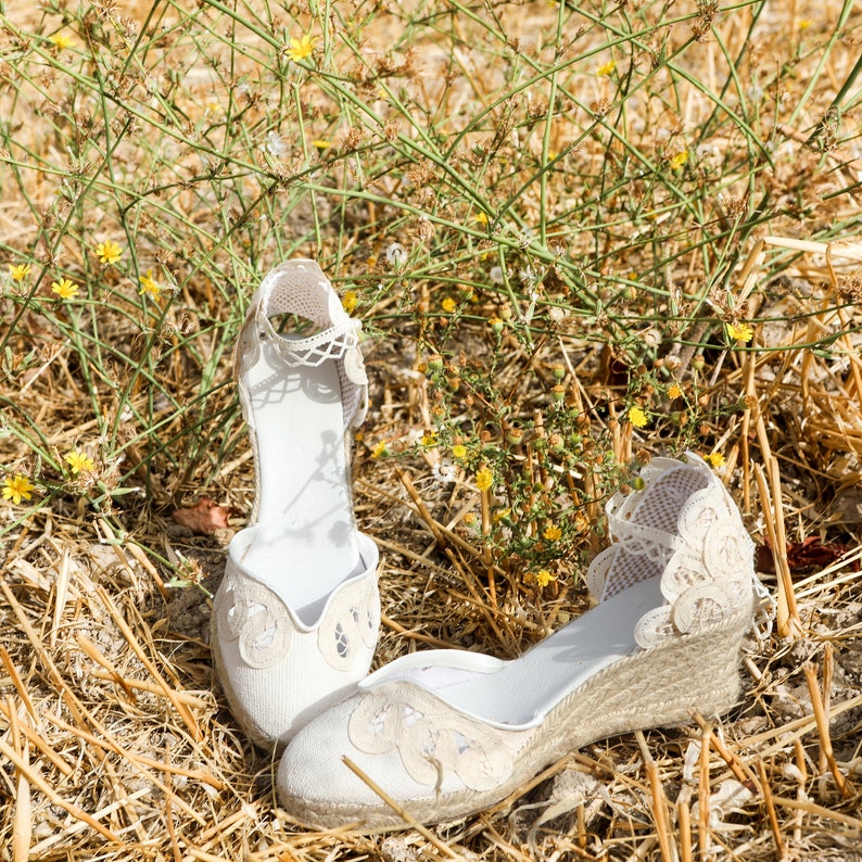 Espadrilles compensées bohèmes ivoire avec dentelle ajourée, Espadrilles compensées basses ivoire Chaussures bohèmes en dentelle ajourée image 5