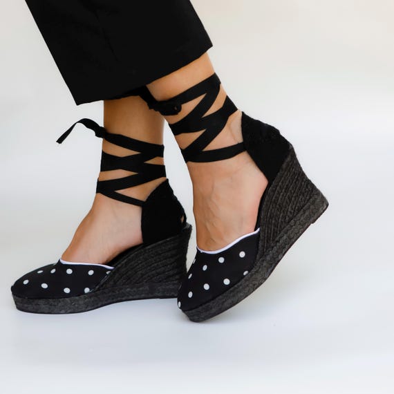 Sandália de bolinhas com salto alto e salto anabela, confortável