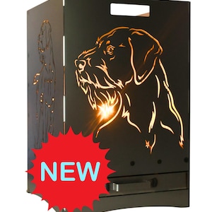 Pode incluir: Lareira de metal preto com um design recortado da cabeça de um cão. A lareira tem uma alça na parte superior e uma gaveta na parte inferior. A palavra "NEW" é exibida em um gráfico de explosão vermelho.
