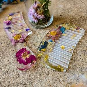 Resin Comb, Flower Hair Comb, Floral Resin Comb, Pressed Flower Brush, Gift for her, Nature lover gift, Mothers Day, Unique Gift for Girl