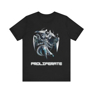 Könnte beinhalten: Schwarzes T-Shirt mit einer weißen und blauen Grafik eines Wesens mit Flügeln und einem Schwanz. Der Text "PROLIFERATE" ist in Weiß unter der Grafik gedruckt.