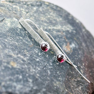 Tree bark textured, hammered bar thread thought earrings sterling silver. Light weight threader earring, bar earring with garnet. Geometric