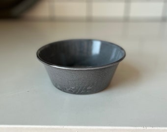 Mint condition mini mixing bowl in graniteware