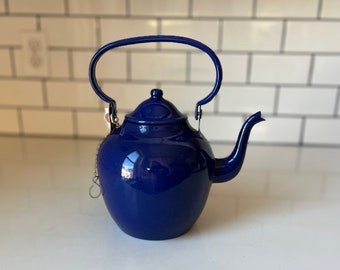 Tetera de esmalte azul profundo con tapa de alambre estilo granja