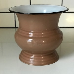 ハンガリー経由で南インドから輸入された、花瓶や食器入れとして使用できる、完璧にきれいなエナメル製の壷です。