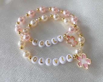 Nombre personalizado flor encanto pulsera de perlas, regalo de niña de flores, pulsera de propuesta de niña de flores, pulsera de niña de flores, pulsera de niña monograma