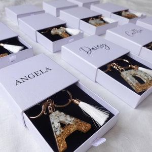 Llavero con letras de resina hecho a mano personalizado, dije para mochila escolar, regalo para el día de la madre, regalo para dama de honor, regalo de cumpleaños, llaveros con iniciales, idea para regalo