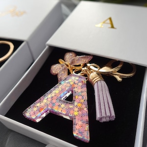 Llavero de resina con letras personalizado, hecho a mano, para mochila escolar, regalo para niña de las flores, regalo para dama de honor, regalo para fiesta de cumpleaños, llaveros con iniciales.