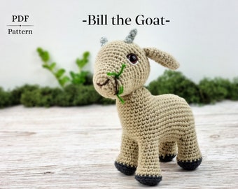 Op de afbeelding: Een gehaakt amigurumi-speelgoed in de vorm van een geit met bruine vacht, zwarte hoeven en een groen blad in zijn mond. Het speelgoed staat op een houten oppervlak met groen mos op de achtergrond. De tekst "Bill the Goat" staat boven het speelgoed.