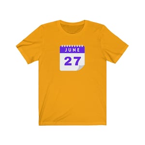Puede incluir: Una camiseta amarilla con un icono de calendario blanco con el texto "JUNE 27" en morado.