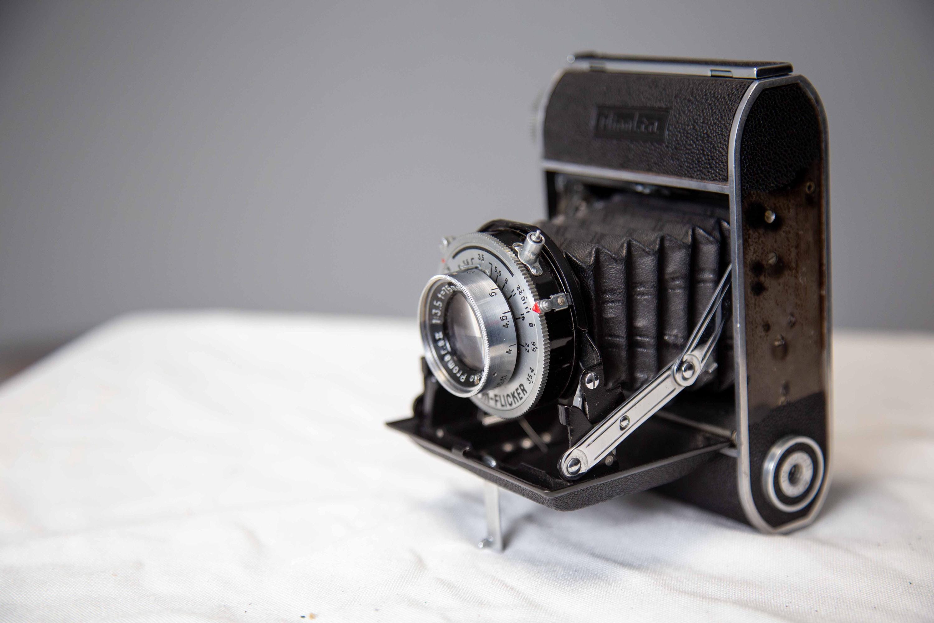 Vintage Minolta Konan Flicker Folding Camera With Leather Case