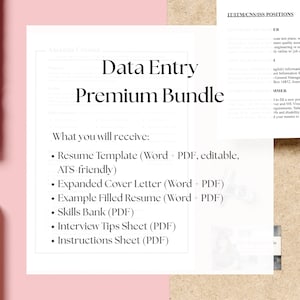 Può includere: Documento bianco con il testo "Data Entry Premium Bundle" in nero. Il documento elenca elementi come un modello di curriculum, una lettera di presentazione e un foglio di suggerimenti per i colloqui. Lo sfondo è un mix di rosa e beige.