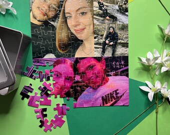 Może przedstawiać: Spersonalizowane puzzle ze zdjęciami kilku osób. Puzzle są częściowo ułożone, z kilkoma rozrzuconymi elementami. Tło obejmuje zielony i żółty papier, białe kwiaty i zieleń. Widoczna jest data "5-25-24".