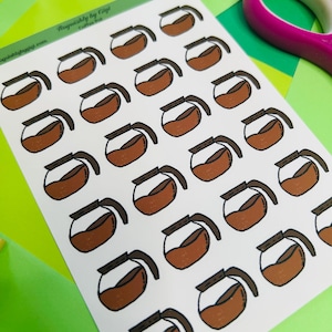 Può includere: Un foglio di adesivi bianco con venticinque illustrazioni identiche di caffettiere in vetro riempite di caffè marrone. Ogni caffettiera ha un manico e un coperchio neri. La parte superiore del foglio include il testo "Roguishly by Gigi" e "Coffee Pot".