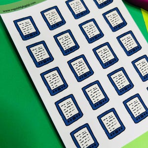 Könnte beinhalten: Blatt mit Aufklebern mit blauen und weißen E-Readern. Jeder Aufkleber hat einen blauen Rand und einen weißen Bildschirm mit schwarzen Linien, die Text darstellen. Der Text "Roguishly by Gigi Book Reader" und die Website-Adresse sind sichtbar.