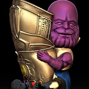 Puede incluir: Figura 3D de Thanos, un personaje de piel púrpura, abrazando un Guantelete del Infinito dorado. El guantelete presenta gemas coloridas. Thanos sonríe, viste un atuendo azul y beige, y zapatos negros. El fondo es negro.