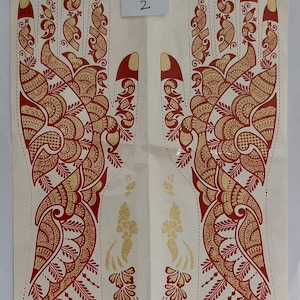 Puede incluir: Dos plantillas de tatuaje de henna sobre un fondo blanco. Las plantillas son rojas y doradas y presentan diseños intrincados. El texto "DESIGN NO 2" está escrito en la parte superior de la hoja.