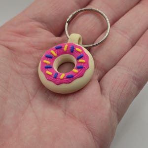 Cute Donut Keychain – 3D Printed Doughnut Charm with Sprinkles – Fun & Colorful Gift