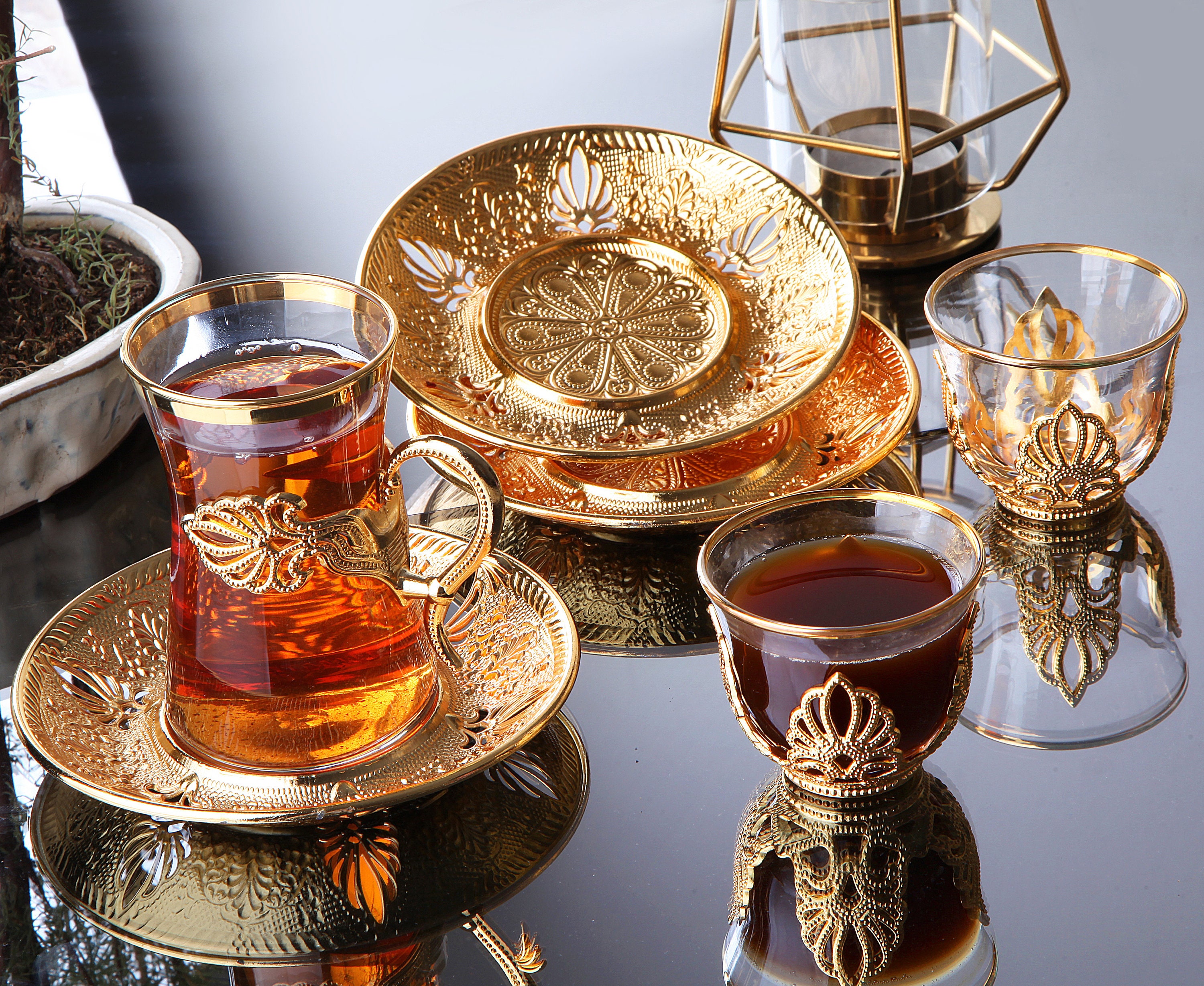Special Design Colored Engraved Turkish Tea Set 18 Piece Handmade Glass Unique Fancy High Class Arabic Mirra Coffee Set and Tea Set 