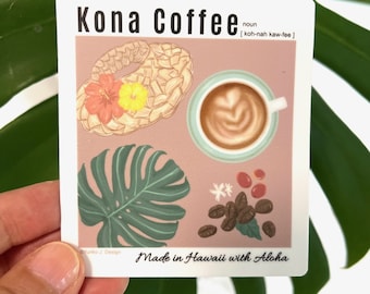 Könnte beinhalten: Eine rosa und weiße illustrierte Karte mit dem Text "Kona Coffee [koh-nah kaw-fee]" und "Made in Hawaii with Aloha". Die Karte zeigt eine Tasse Kaffee mit Latte Art, eine Lei, Kaffeebohnen und ein Monstera-Blatt.