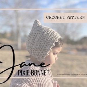 Könnte beinhalten: Das Häkelmuster Jane Pixie Bonnet von Brooke Moodley. Das Muster zeigt eine Nahaufnahme eines Babys, das eine gehäkelte Mütze mit einer spitzen Spitze und einem gewellten Rand trägt. Die Mütze ist hellbeige und das Baby trägt einen rosa Pullover.