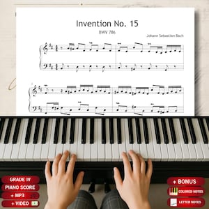 Puede incluir: Una partitura musical impresa titulada Invention No. 15 BWV 786 de Johann Sebastian Bach, colocada sobre un teclado de piano. La partitura presenta notas negras sobre un fondo blanco, con etiquetas rectangulares rojas debajo que contienen texto.