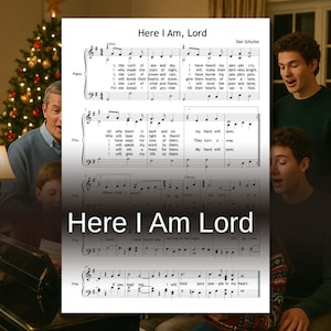 Pode incluir: Partitura intitulada "Here I Am, Lord" com notas musicais e letras. A imagem mostra uma família cantando, com uma árvore de Natal ao fundo. A partitura é em preto e branco.