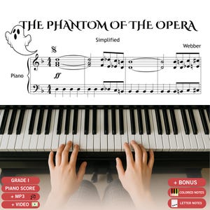 Könnte beinhalten: Eine Partitur für „Das Phantom der Oper“ mit Noten und dem Text „Simplified“ und „Webber“. Das Bild zeigt eine Klaviatur mit Händen, die die Tasten spielen. Zusätzlicher Text enthält „Grade I Piano Score“ und „+ MP3 + Video."
