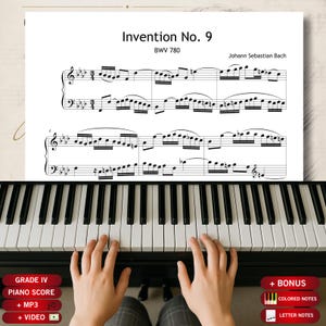 Op de afbeelding: Een gedrukt bladmuziekblad getiteld Invention No. 9 BWV 780 van Johann Sebastian Bach, met zwarte muzieknotatie op een witte achtergrond, geplaatst boven een zwart-wit pianotoetsenbord met rode informatielabels aan de onderkant.