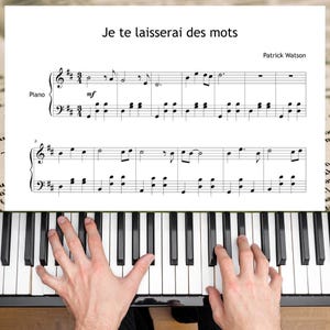 以下が含まれることがあります： パトリック・ワトソン作曲「Je te laisserai des mots」と題された楽譜。白い背景に黒い音符が記され、3/4拍子の表記がある。その下には、黒と白の鍵盤を持つピアノのキーボードが配置されている。