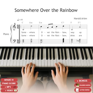 Op de afbeelding: Een pianoscore voor "Somewhere Over the Rainbow" met bladmuziek en een pianoklavier. De tekst bevat "Grade III Piano Score", "+ MP3" en "+ VIDEO". De afbeelding toont ook bonusfuncties zoals gekleurde en letternoten.